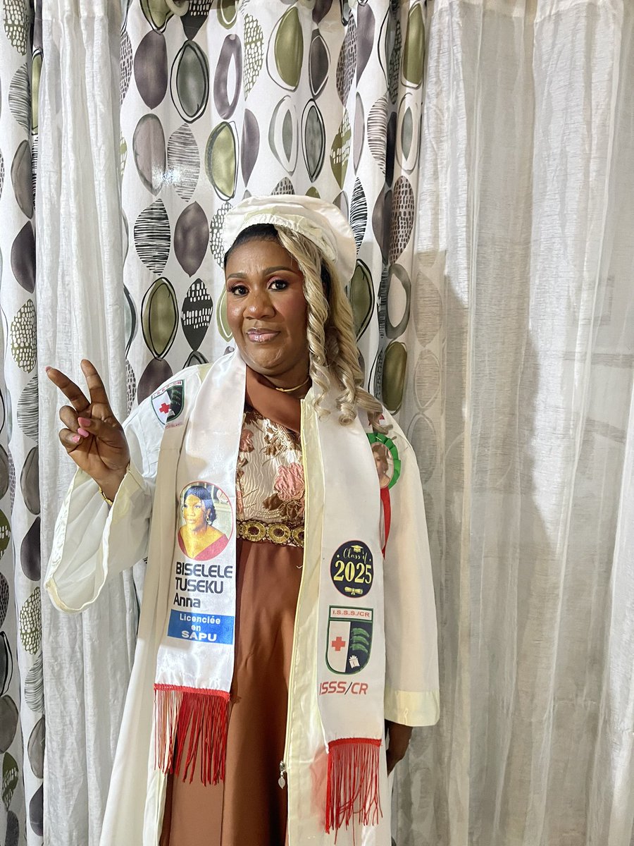 Après avoir élevé 6 enfants desquels sont sortis un doctorant, 2 licenciées, une graduée et bientôt un diplômé, ma mère a pu reprendre ses études, trouver un travail et finir sa licence. Ils n’est jamais trop tard et tout est possible à celui qui croit. Glory to God🤲🏾