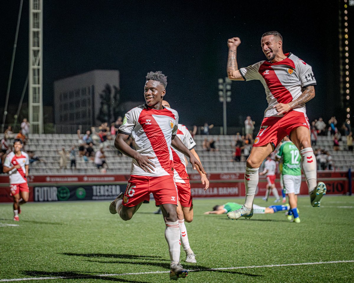 CELHospitalet's tweet photo. 🌙‘BUBA’ NIT, AFICIÓ😁✨

🥳A celebrar, descansar💤 i somiar amb l’Hospi…💭❤️🤍

QUE JA TENIM EL PRIMER +3 ✅

@CELHospitalet 1-0 @CPSanCristobal 
⚽️ Buba

#HospiSanCristobal #AraÉsElMoment #SomhiHospi https://t.co/2WhXWCXr41