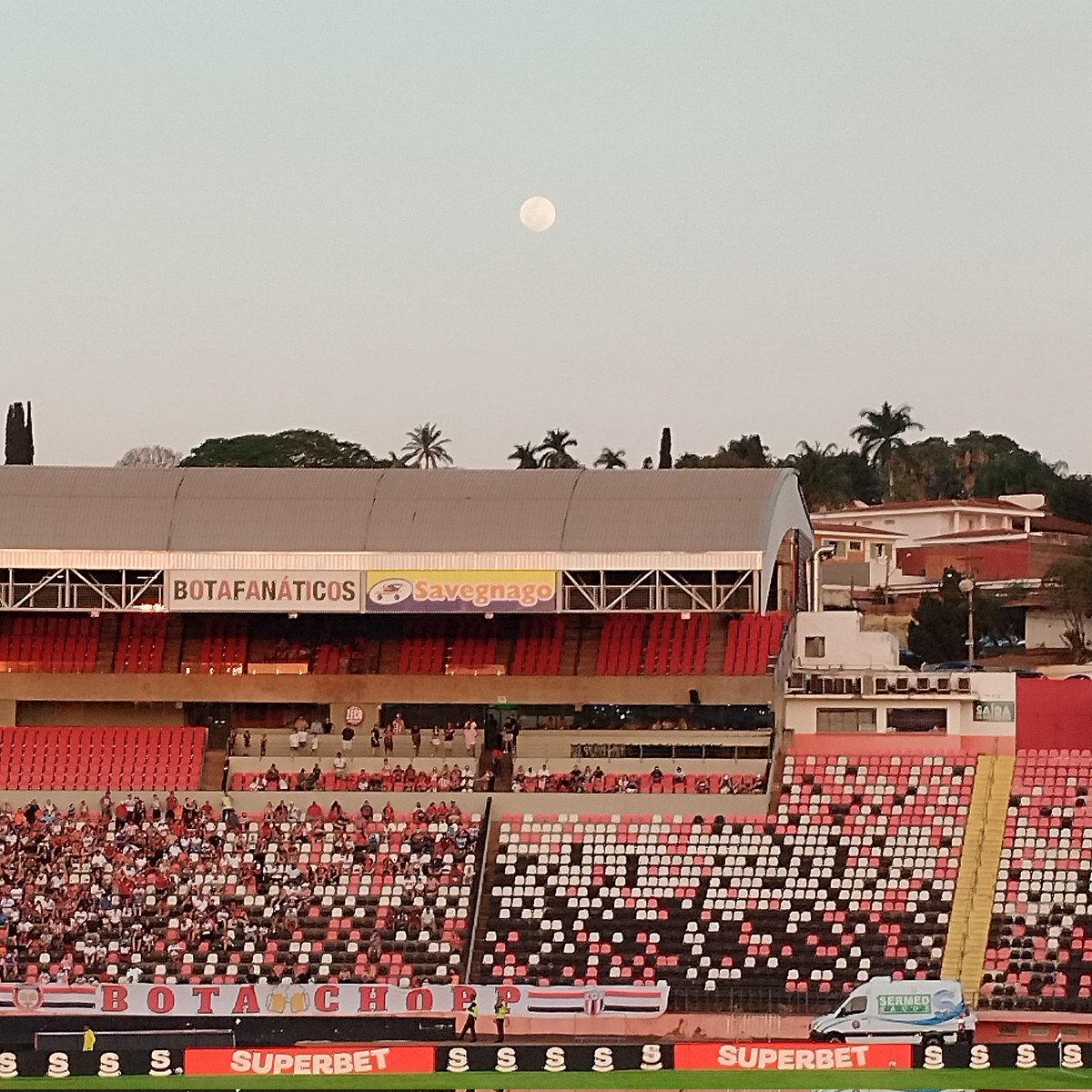 Rodrigao_2030's tweet photo. @capelareal Fala do Juiz hoje kkkkkkkkkkkk!! Seria A nunca mais kkkkkkkk! Se liga na lua @capelareal ! É o que salva hoje kkkkk https://t.co/oQfjdmFRey