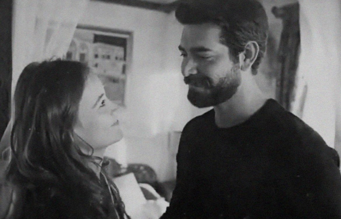 Önemi yok rüzgar esti dal kırıldı.
Zaten Mihribanda saçını boyatmış...💔

Saygısızlığın sesi o kadar yüksekti ki  yaşanmış anıların bi önemi kalmadı...🥀🥹

#KanÇiçekleri