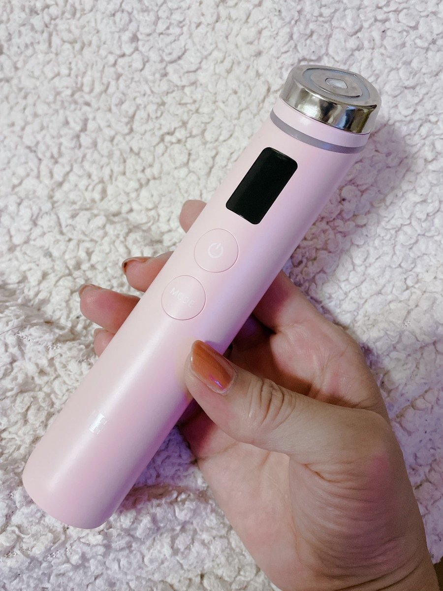 uru_ru_picako's tweet photo. この美顔器、使い方わからん人ほど図解見て。首・デコルテに毎日ブースタープロ当ててたら、ハリが過去の自分に戻ってきてる、ほんとやめられん。しかもメディキューブの人に「他社美容液使っていいですか？」って聞いたら即答で「大丈夫です」って！日本の美顔器みたいに自社縛りしてこない潔さ、まじで惚れる⤵次