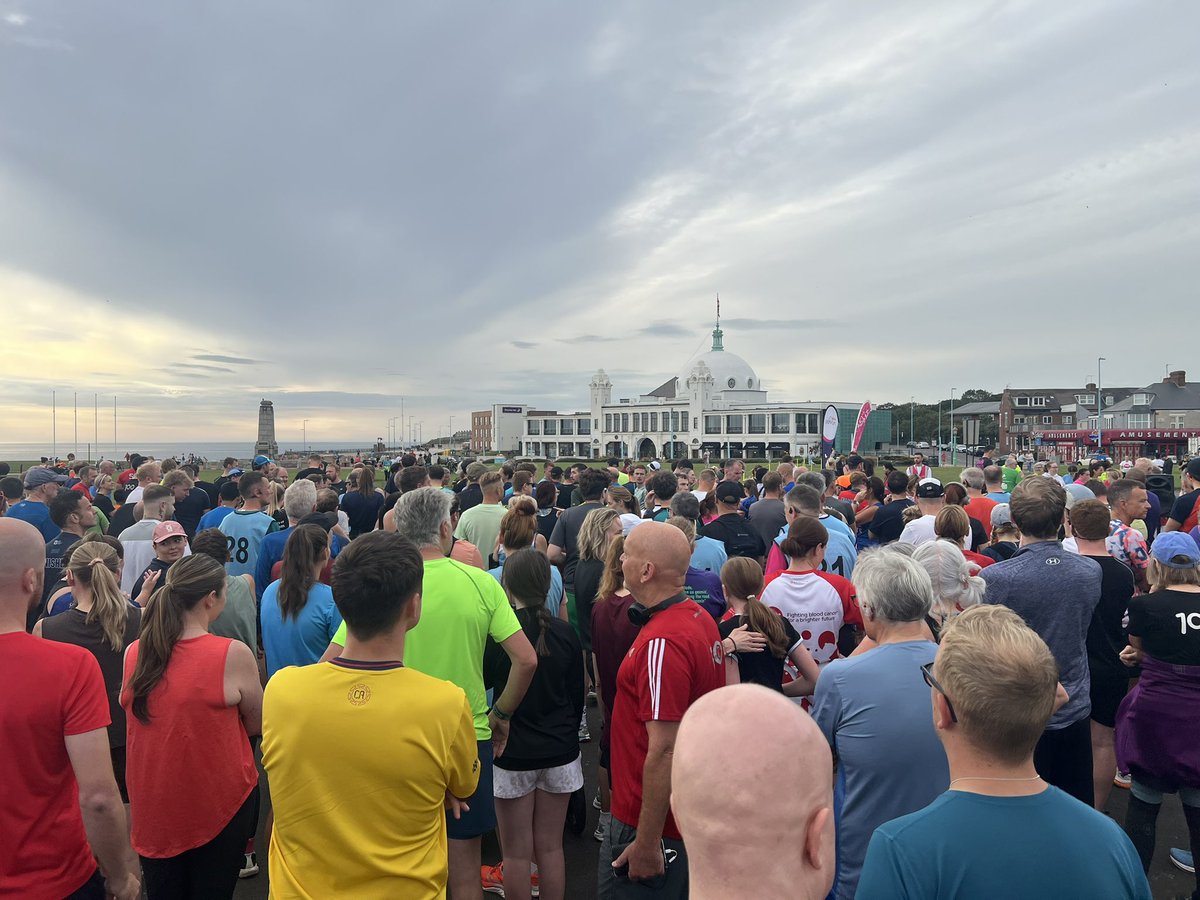 BucksRunner's tweet photo. @parkrunUK Whitley Bay Parkrun.  #GNR special! https://t.co/hPwh3i74Yz
