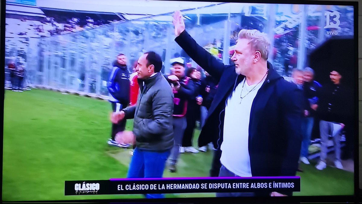 elgarrascon's tweet photo. #VamosColoColo #colocolocentenario #canal13  #tntsportschile que emoción el relato de  mimica y la salida de los jugadores históricos, mal organizado para tener más gente en las galerías. https://t.co/LsmPBHZl2f