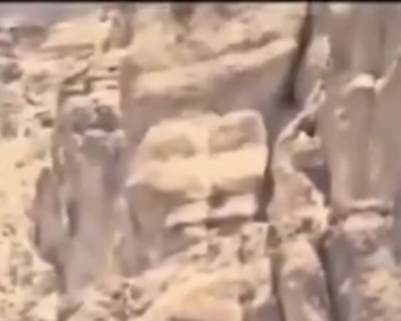 Is this AI ? Look at the rocks what do you see ?