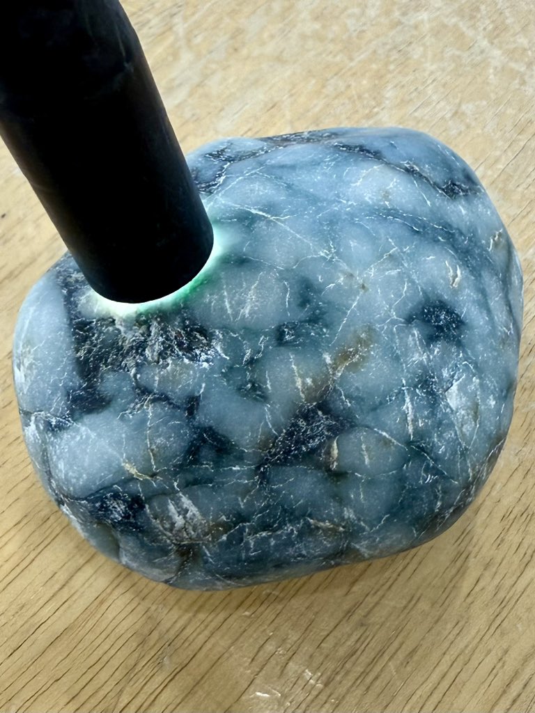 今日のヒスイは、 大変珍しい『青の圧砕翡翠🔵』です😁 糸魚川翡翠特有