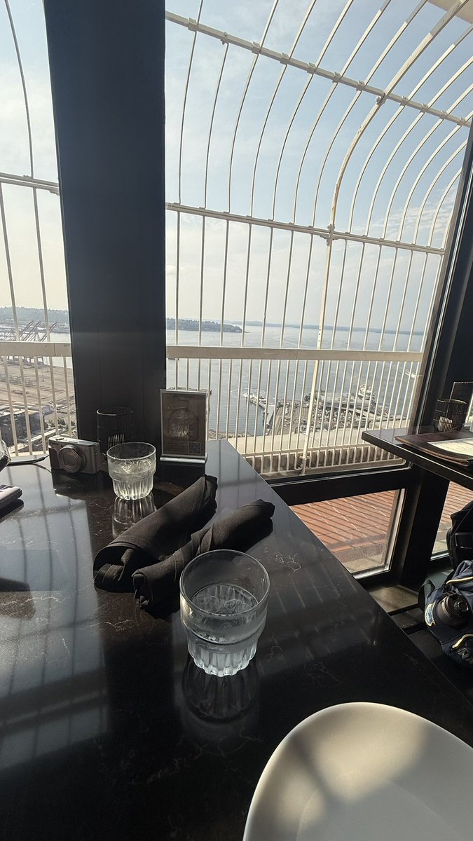 wapple15's tweet image. Saturday afternoon #WaterView #SmithTower #Seattle but wait because you all know what’s coming…😆