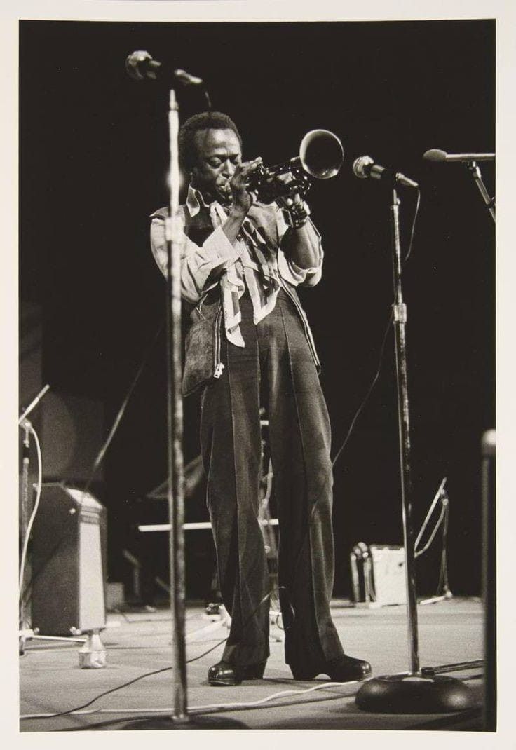 Fin.
Descompresión. 
Gin tonic. 
Miles Davis. 

Bona nit.