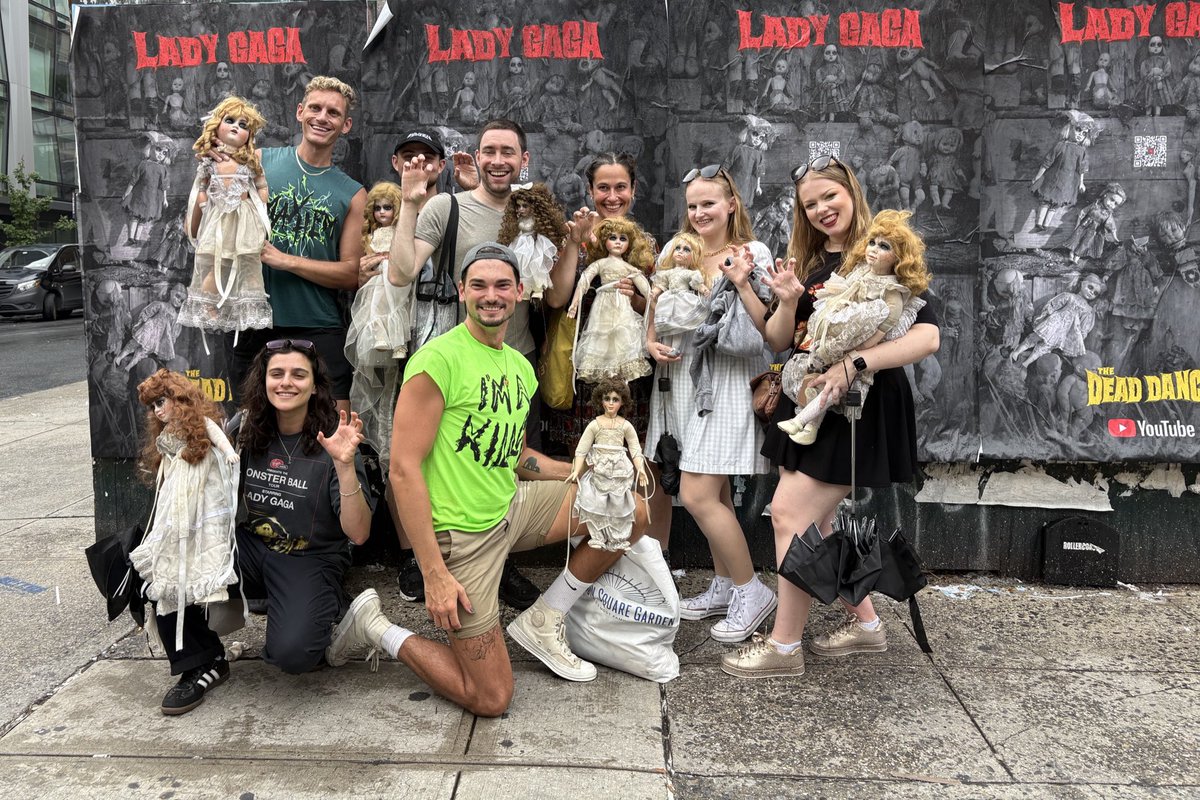A group of lucky little monsters and their “Dead Dance” dolls today in NYC!

📸: <a href="/hereisstella_/">Stella #TeamJewels 🫧✨💖</a>