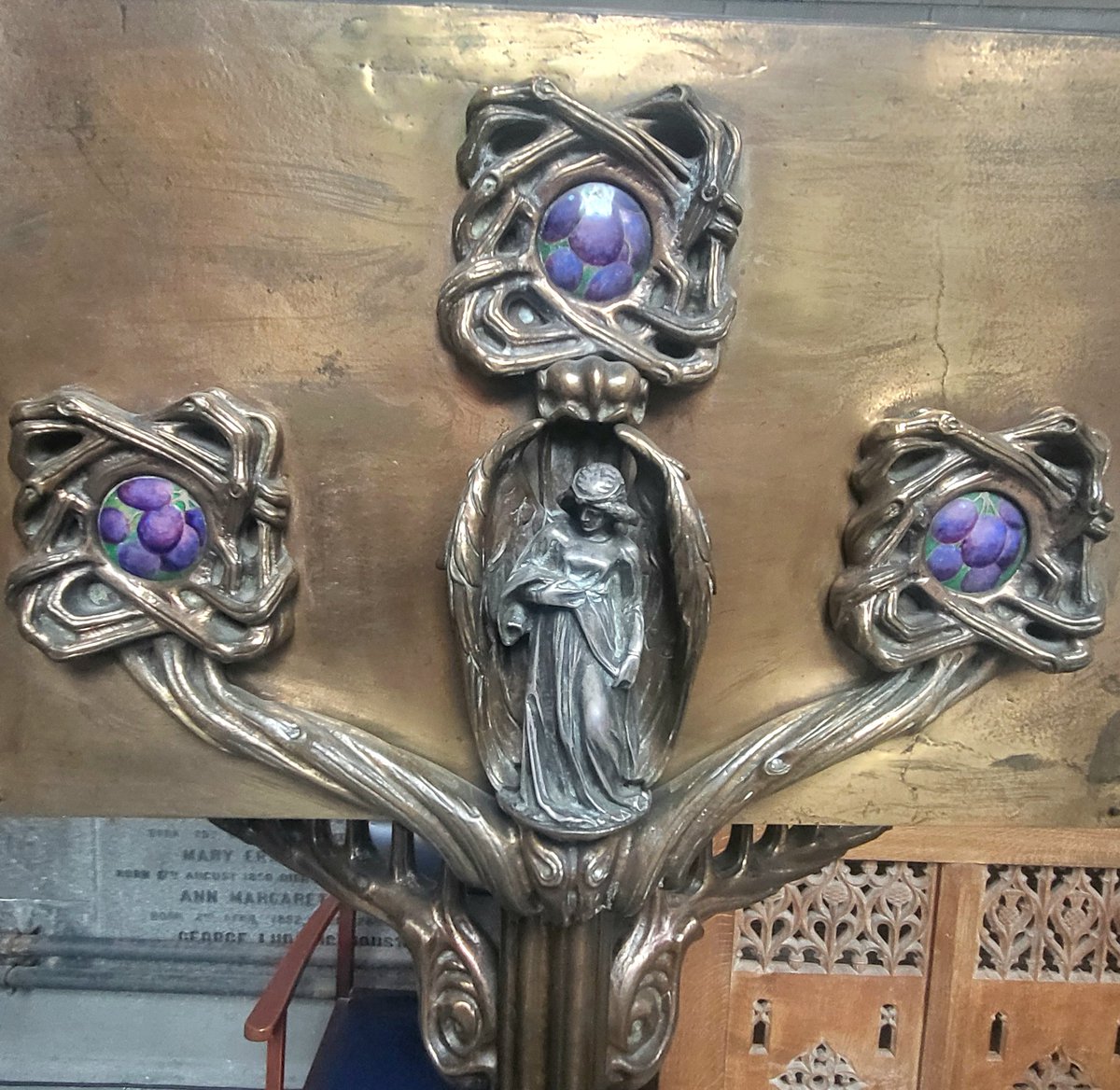 Lovely trip today round the inside of Paisley Abbey seeing some beautiful wood carvings including a smashing houlit &amp; what looks like a lion eating a salmon