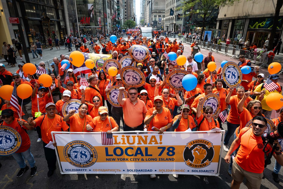 MasonTenders's tweet image. We are #LaborersRising!!! ✊ At today&apos;s NYC Labor Day Parade, our @LIUNA @GPBrentBooker joined LIUNA V.P. @whosescity, MTDC Business Manager Dave Bolger, + LABORERS from Locals 66, 78, 79, &amp;amp; 108, + thousands more workers from NYC&apos;s unions in a solidarity march up 5th Avenue! 🧡💪