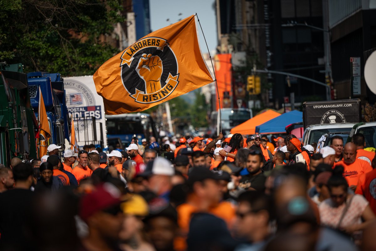 MasonTenders's tweet image. We are #LaborersRising!!! ✊ At today&apos;s NYC Labor Day Parade, our @LIUNA @GPBrentBooker joined LIUNA V.P. @whosescity, MTDC Business Manager Dave Bolger, + LABORERS from Locals 66, 78, 79, &amp;amp; 108, + thousands more workers from NYC&apos;s unions in a solidarity march up 5th Avenue! 🧡💪