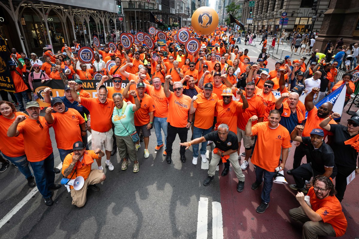 MasonTenders's tweet image. We are #LaborersRising!!! ✊ At today&apos;s NYC Labor Day Parade, our @LIUNA @GPBrentBooker joined LIUNA V.P. @whosescity, MTDC Business Manager Dave Bolger, + LABORERS from Locals 66, 78, 79, &amp;amp; 108, + thousands more workers from NYC&apos;s unions in a solidarity march up 5th Avenue! 🧡💪