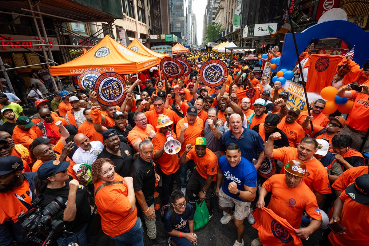MasonTenders's tweet image. We are #LaborersRising!!! ✊ At today&apos;s NYC Labor Day Parade, our @LIUNA @GPBrentBooker joined LIUNA V.P. @whosescity, MTDC Business Manager Dave Bolger, + LABORERS from Locals 66, 78, 79, &amp;amp; 108, + thousands more workers from NYC&apos;s unions in a solidarity march up 5th Avenue! 🧡💪