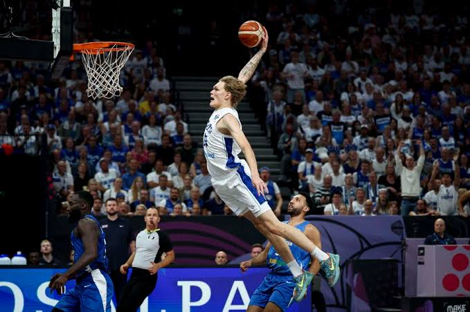 💎🇫🇮 Miikka Muurinen
18 años y 2.10 mts

📊5.8 PTS | 2.0 REB | 10.2 MIN.

- Atletismo, energía y descaro.

Tiene mucho carácter, hoy peco de juventud varias veces. Pero habrá que esperar al 2027 para verlo en la #NBA.

- Tiene ofertas de Duke, Arkansas, Kentucky, North Carolina.