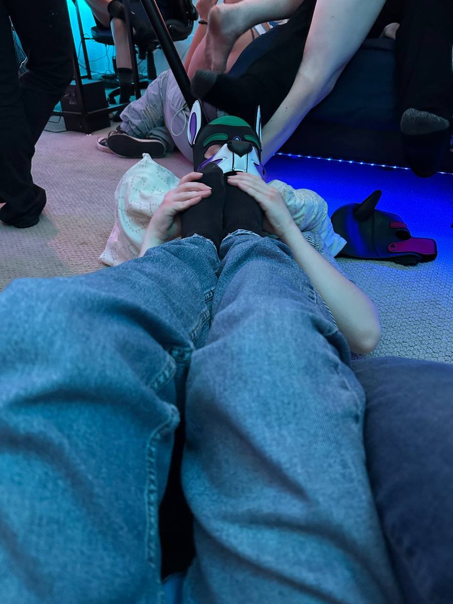 look at how dumb i look rubbing and huffing <a href="/TheBlueRangerAD/">🔞Ranger AD🔞</a> 's socked paws... might be enjoying them a bit too much awruff 🥴