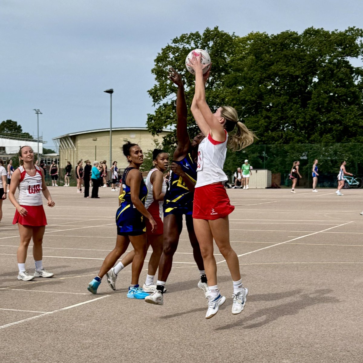 2nd team took on a skilful New Edition 1 in their first game in division 1 at NEKL. After new combos settled, a strong 2nd qtr set up the win, defensive pressure being rewarded! Maddie was OPoM for a top shooting performance. Congrats to Naveen on her debut. Final score 52-43. ❤️