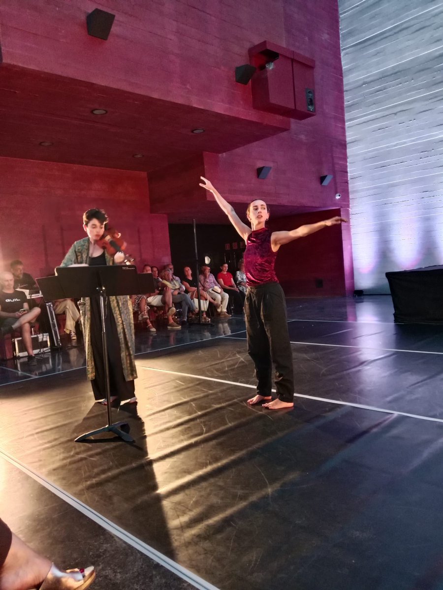 🎶👏| La Semana de Música Antigua ha arrancado hoy con un concierto gratuito en el Centro de la Cultura del Rioja.

🔹 La concejala de Cultura ha asistido a ‘Concierto para un cuerpo’, una propuesta escénica de música y danza contemporánea protagonizada por la violinista Marta