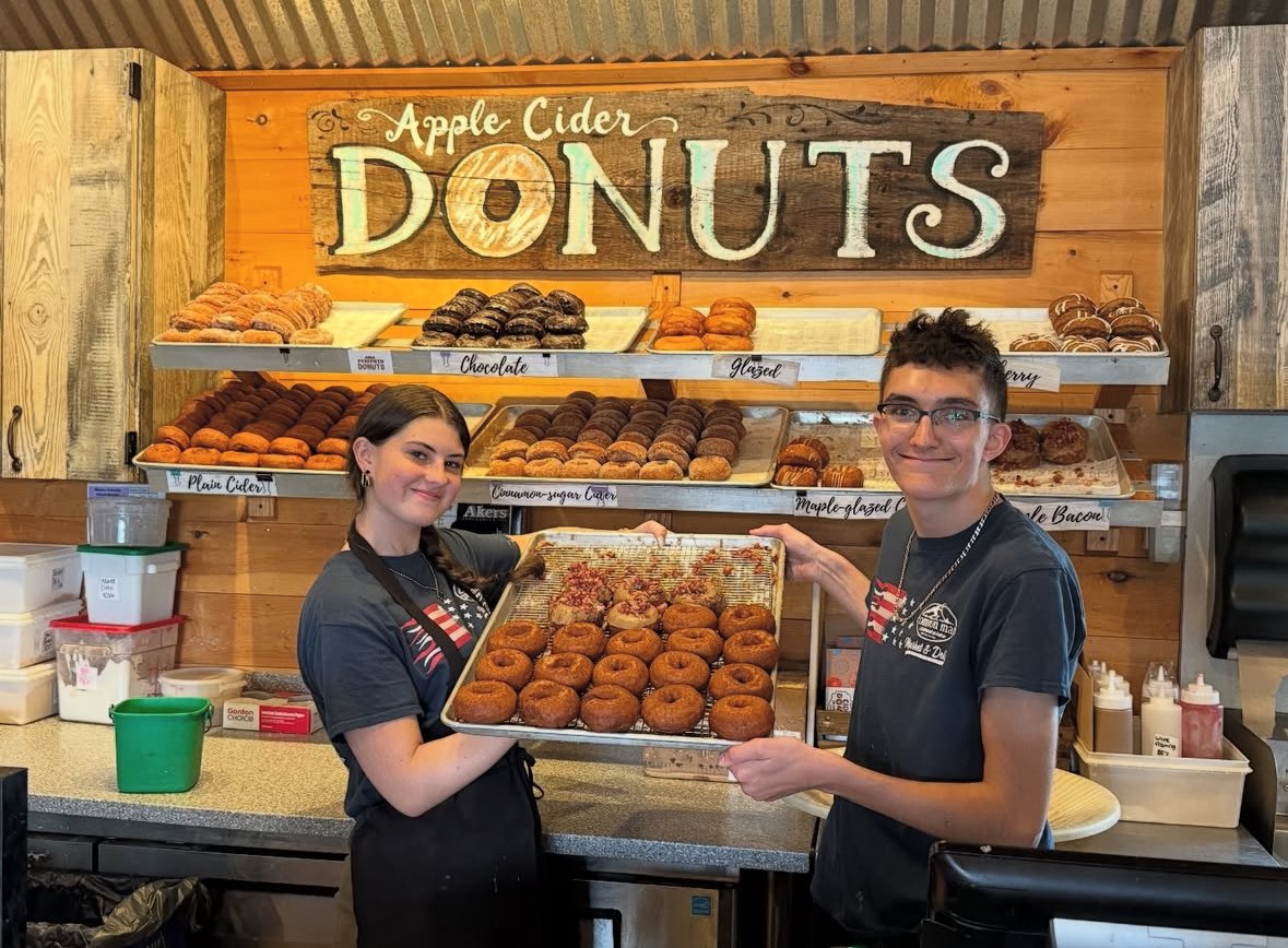 theCManRoadside's tweet photo. Cider Donut season is upon us!
#NewHampshire #ciderdonuts
#NewEngland #donutshop #nh https://t.co/8o5oX4nwbV