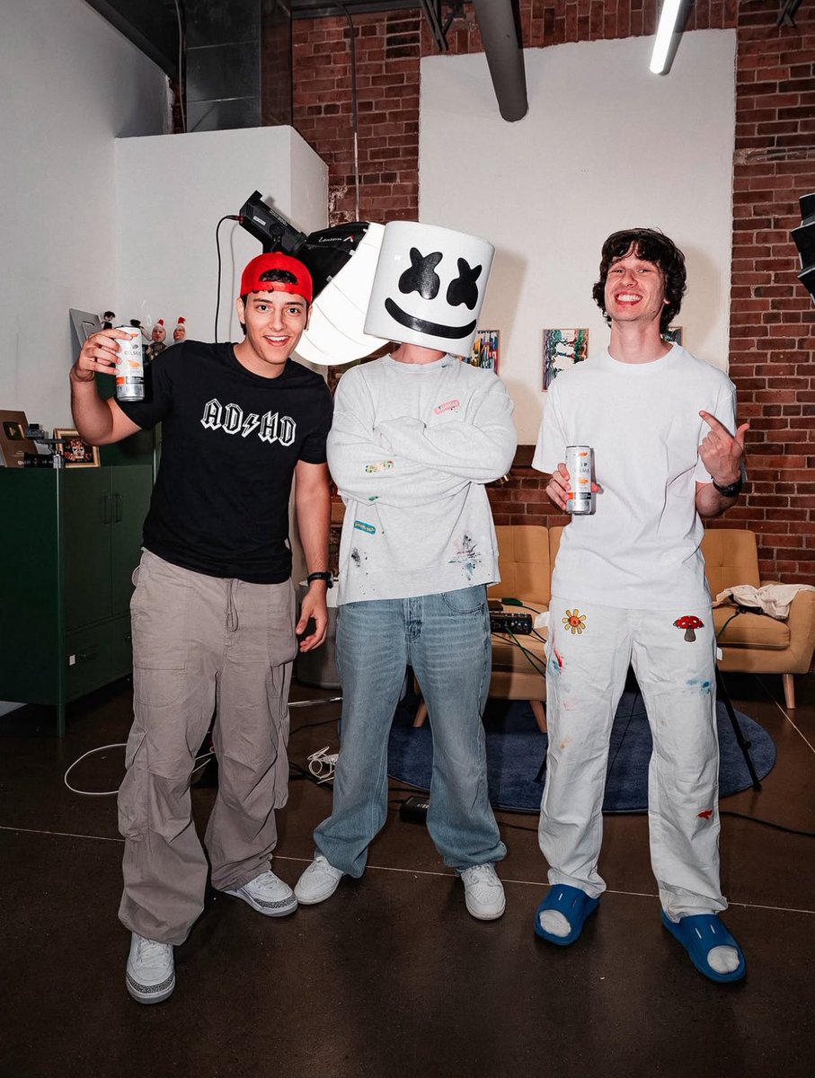 SlushySource's tweet image. "kiss marry kill 😂" via SlushyNoobz Instagram post!