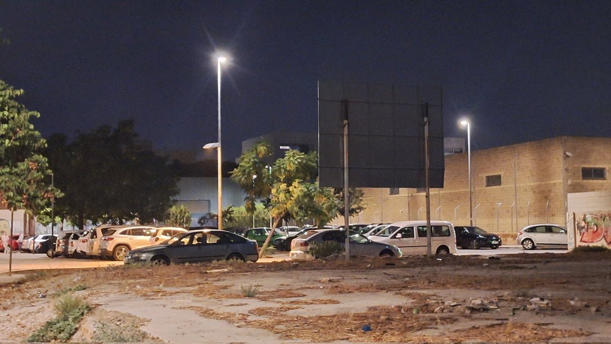 EN <a href="/B_Contadores_/">Asociación de vecinos Contadores de Sevilla</a> <a href="/Ayto_Sevilla/">Ayuntamiento de Sevilla</a> Asi esta la plaza de Ales para botellones y fiesta