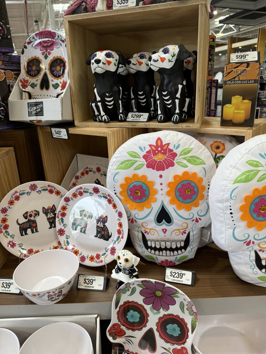 Vi esto en Soriana Select. Todo iba muy bien hasta que leí en la etiqueta “Hecho en China” . Uf ! Cuantos van a comprar esos productos pensando que son de 🇲🇽.  Ahora solo falta que se apropien de nuestras celebraciones de #Diademuertos. Compremos a auténticos artesanos mexicanos