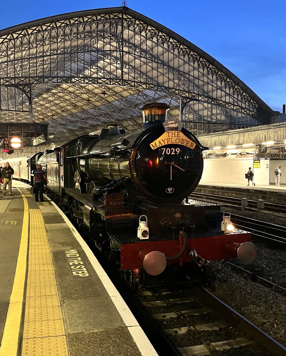 Classic locos and classic location. Clun Castle and Bahamas came off ⁦<a href="/Vintage_Trains/">Vintage Trains</a>⁩ ‘The Mayflower’ at Bristol Temple Meads earlier. We’ve since been treated to some great thrash from the 37s. Nearly back at New Street after an excellent day.