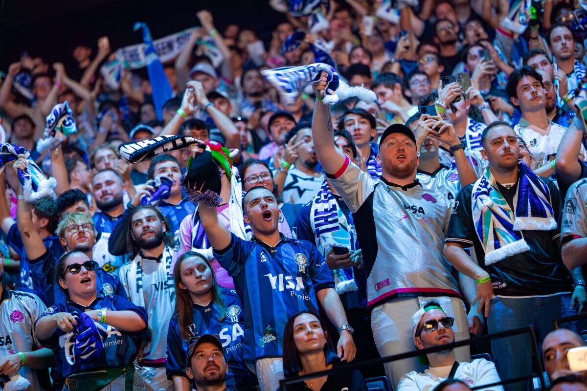 Gentle Mates occupe la tête des Mondiaux de Fortnite, après une journée de compétition. Pour le plus grand bonheur des fans du club, venus nombreux à Lyon pour célébrer ce week-end fondateur dans la cohésion du club français. l.lequipe.fr/enF