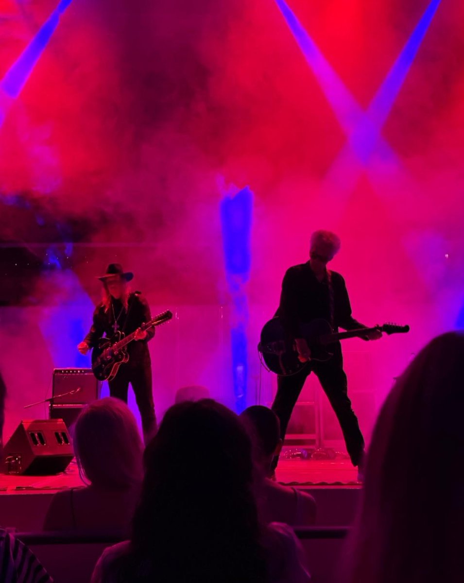 Hace un mes vi a Jim Jarmusch en concierto en Oporto.

Hoy gana el León de Oro en Venecia.

¿Le ha dado suerte Peli de Tarde? Sí