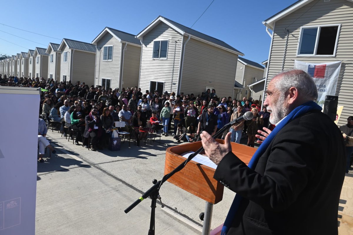 🏡 Hoy en #PuertoMontt el ministro de Vivienda y Urbanismo, Carlos Montes, encabezó la entrega de llaves del conjunto Senderos de Tenglo I.

✨ 383 familias cumplen el sueño de la casa propia gracias al programa DS49 del <a href="/Minvu/">MINVU - Chile</a> 
El #PlanEmergenciaHabitacional sigue avanzando 💙