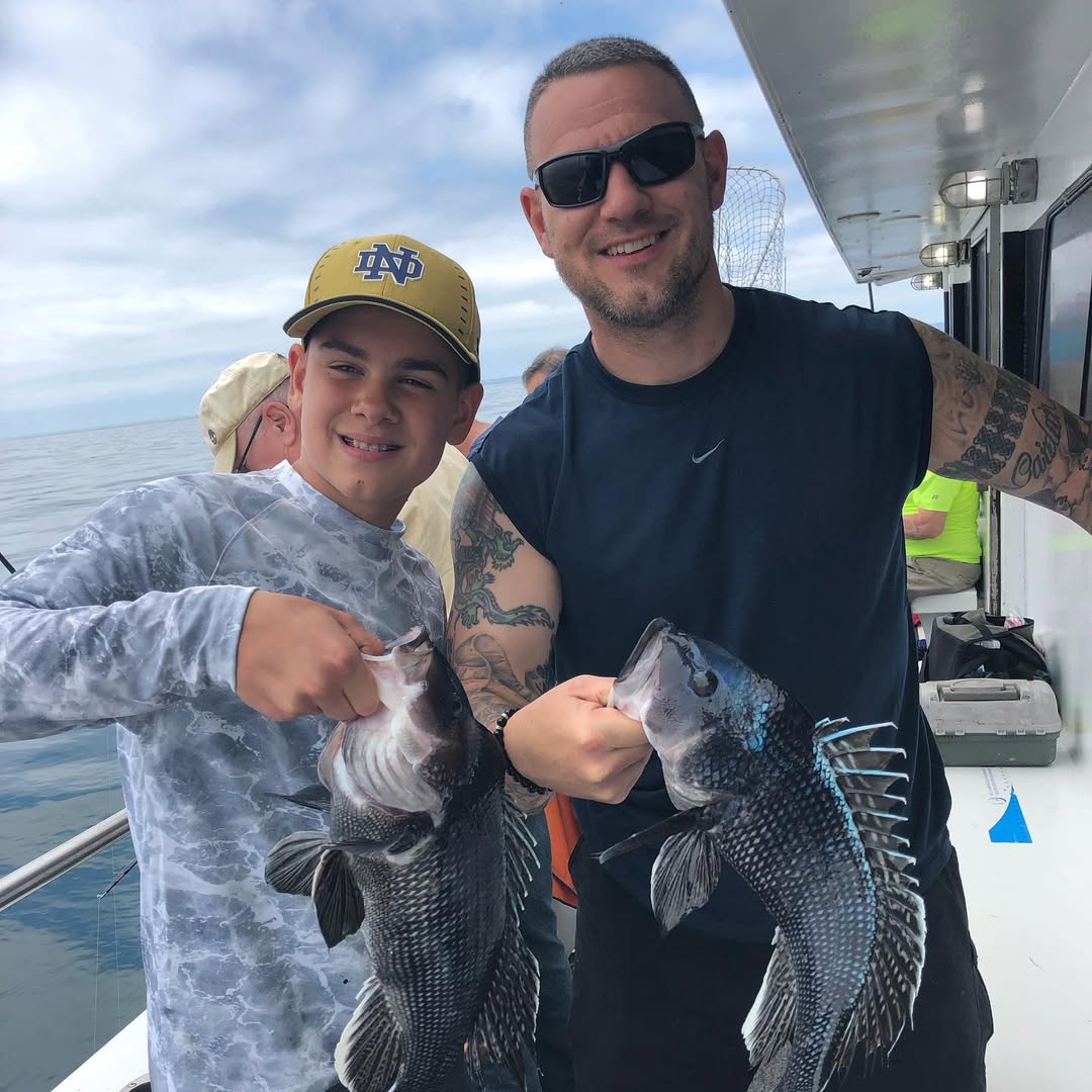 „Nur ich und mein Junge draußen auf dem Wasser. Angelruten in der Hand, Herzen voll. 🛥️🎣 #VaterUndSohn #Angeltage #ErinnerungenGeschaffen“