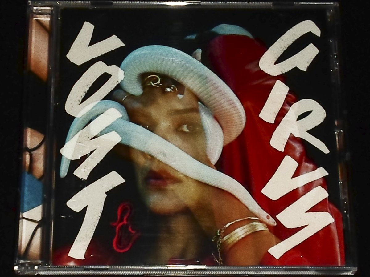 TTonyMontana's tweet image. HOY se cumplen 6 años de la publicación de #LostGirls quinto álbum de estudio de la cantautora inglesa #NatashaKhan, mejor conocida artísticamente como #BatForLashes 💿 @BatForLashes 
instagram.com/p/DORrObpDWMW/…