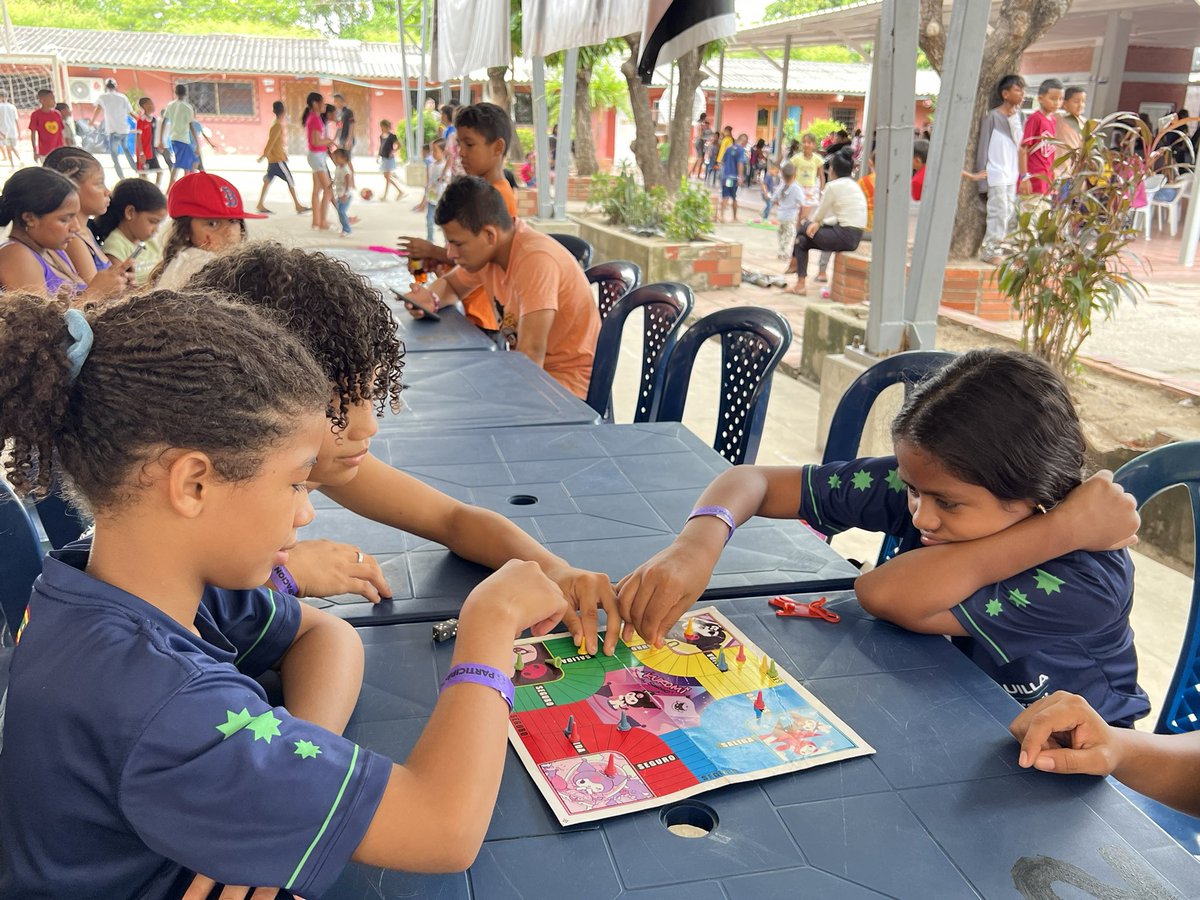 ParticipaBaq's tweet photo. Cada sábado, nuestros niños del barrio La Paz esperan con ilusión la jornada del Comedor Comunitario. Un espacio lleno de juegos, bailes y sonrisas, pero sobre todo de una comida nutritiva y deliciosa preparada con amor por las madres del sector. 🫶🏻💙👦👧🥘 https://t.co/aWfYeFw6JQ