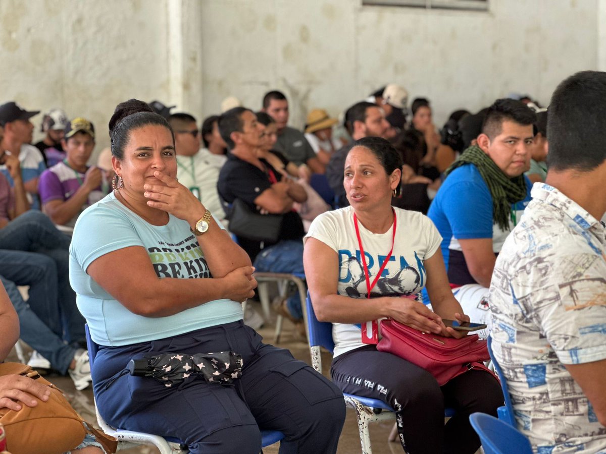 RadNalCo's tweet photo. En 'El Caraño' zona rural de Florencia, cerca de 200 líderes ambientales, sociales y campesinos de 11 municipios de Caquetá fortalecieron sus capacidades con el proyecto “Restauración Comunitaria de la Conectividad Andino-Amazónica”, liderado por @MinAmbienteCo, con el apoyo del @InstitutoSINCHI, la Red Colombiana de Restauración Ecológica y la Escuela de Científicos Locales de Caquetá, que busca impulsar la adaptación al cambio climático y la revitalización territorial en las cuencas de los ríos Caguán y Orteguaza.

La Emisora de Paz 93.3 FM de San Vicente del Caguán acompañó este espacio formativo en el que también hubo lugar para un panel de sabiduría para las mujeres, como para los líderes de sus territorios rurales.