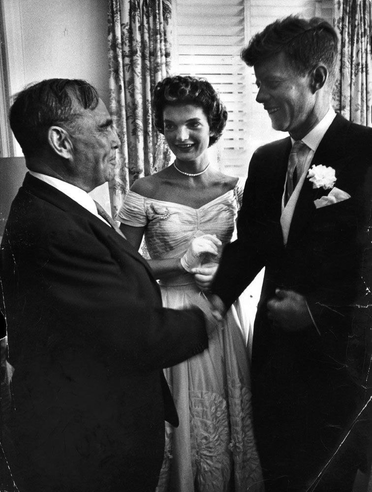 Oraclethe_Q's tweet image. John F. Kennedy, Jacqueline Kennedy, and their daughter Caroline Kennedy in April 1958.