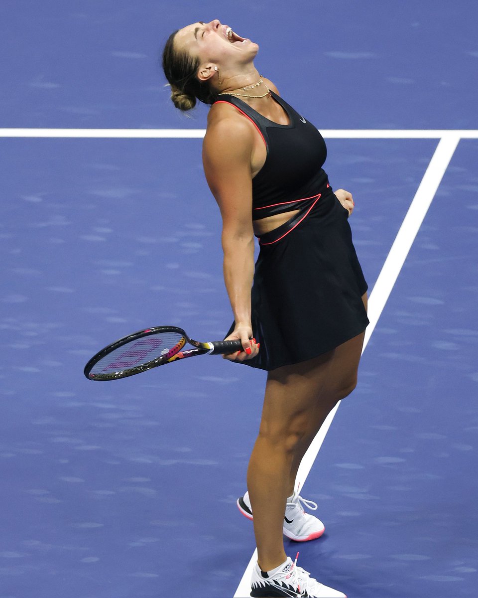 mundodotenispod's tweet photo. RAINHA DA WTA
MUSA DO ESPORTE
LENDA DO TÊNIS 
ABSURDA
GIGANTESCA 
CLUTCH
BABILÔNICA 
MESOPOTÂMICA 

ARYNA SABALENKA BICAMPEÃ DO US OPEN

DERROTA AMANDA ANISIMOVA POR 6/3 7/6

É A NÚMERO 1 DO MUNDO!!! https://t.co/daIInkMyvb