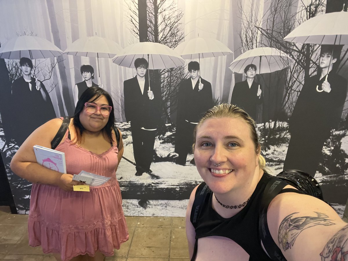 AlmaRose's tweet photo. Having so much fun at the monsta x pop up @hello82LA @hello82official #MONSTA_X_POPUP #hello82 #82giveaway #hello82LA https://t.co/f8VzUQYaXo