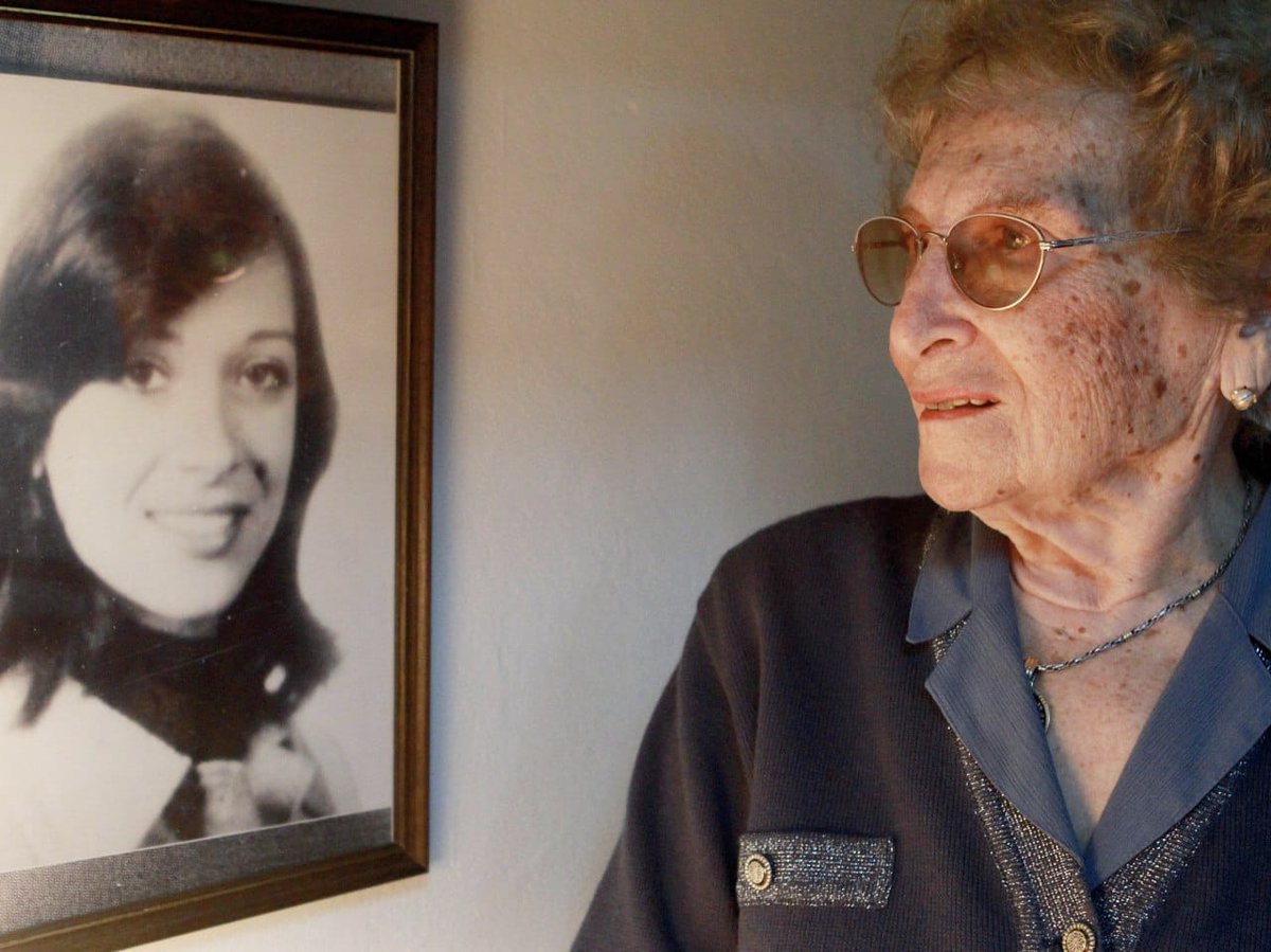 Profunda tristeza por la partida de Rosa Tarlovsky de Roisinblit

Con gran dolor despedimos a Rosita, Abuela de Plaza de Mayo, enorme luchadora por los derechos humanos, parte de la incansable búsqueda de todos los niños y niñas apropiadas durante el terrorismo de Estado.