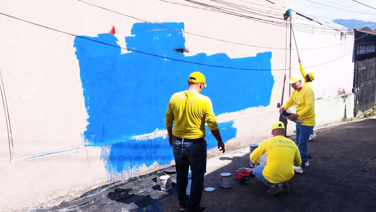 #DePaís Reos en fase de confianza eliminan grafitis de pandillas en colonia de Mejicanos.

Más detalles en el siguiente enlace 👇

goo.su/rvECWp