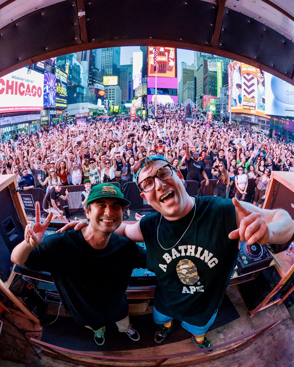 Tapebbeats's tweet image. I can’t believe I got to play at Times Square yesterday with my dawg @DrFresch ❤️🔥

That was one of the coolest experiences ever