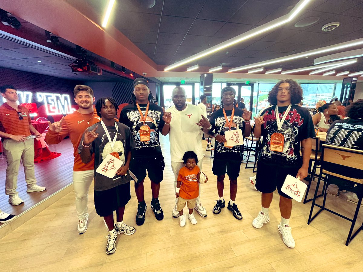 Hook ’em Horns! 🤘🏽 Big win for UT today-appreciate the invite and hospitality. Much love! <a href="/TexasFootball/">Texas Football</a> <a href="/CoachLCTrenches/">Coach LaAllan Clark</a> <a href="/Josh_Dunson/">Josh Dunson</a> <a href="/ricky_figurell/">Ricky Figurell</a> <a href="/CoachSark/">Steve Sarkisian</a> <a href="/HornSports/">HornSports</a> <a href="/Horns247/">Horns247</a> <a href="/LoneStarPrepsTX/">TX Prep Varsity</a> <a href="/joeagleason/">Joe Gleason</a> <a href="/InsideTexas/">Inside Texas</a> <a href="/CJVogel_OTF/">CJ Vogel</a> <a href="/ChadSimmons_/">ChadSimmons</a> <a href="/sohofootball/">TROJAN PRIDE</a> <a href="/TFloss32/">Todd Glawson</a>