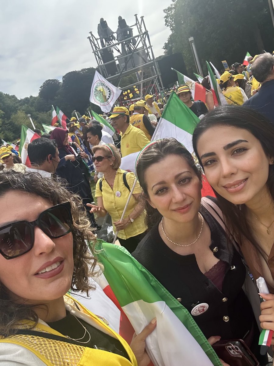 ما فرزندان سه مهدی مجاهد 
مهدی حسنی مجاهد شهید که امروز چهلمین روز شهادتش بود 
مهدی جاودان که تا به آخر مجاهد زیست ‌و‌مجاهد پر کشید 
مهدی قرایی مجاهد شهید قتل عام ۶۷
مفتخر به داشتن چنبن سازمان سرفرازی که ۶۰ سال بالاترین بها را برای آزادی ایران پرداخت کرد 
#BrusselsFreeIranRally