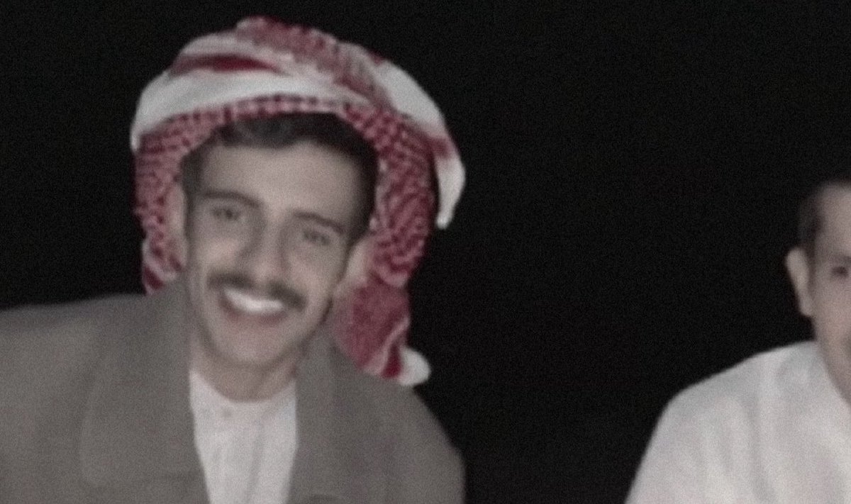 " طايحً في حُب غروً بعدها سهاري "
من يطيح بـ حبها يا اخوك روح غلطه

شفت صورتها و انا مُغرم و حبَي جاري
راح عمري لا سليت ولا نسيت اللقطه

ناصر بن سعد