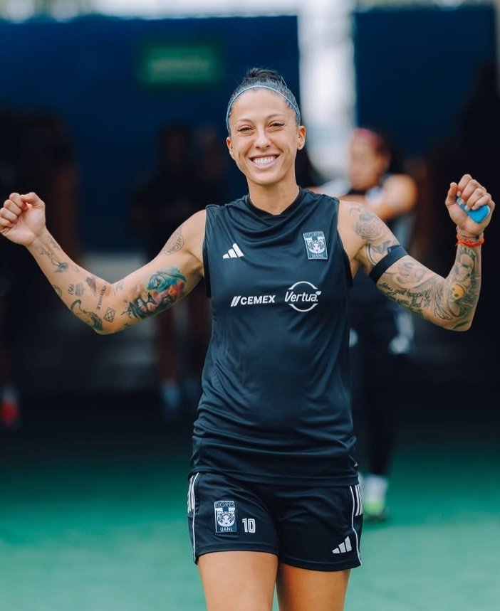 Amo a Jenni diciendo que le importa poco lo que venga de fuera, mientras ella se sienta feliz y satisfecha con su trabajo
Pd:si hay algo que me encanta de su personalidad es que dice lo que piensa
#jennihermoso #tigresfemenil #Haters