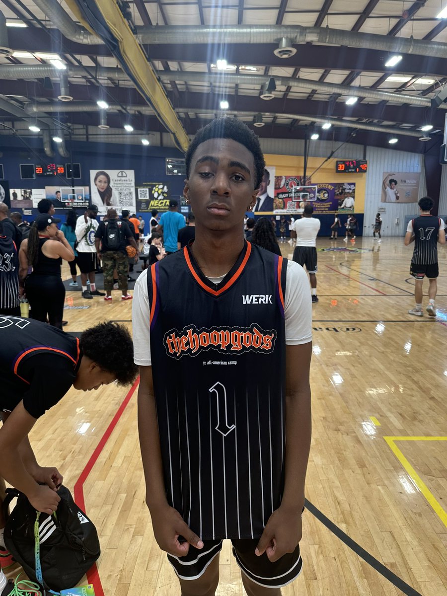 🚨 Class of 2029 – Vegas Lead Guard Watch 🚨
6’1” G Damari Sawall (Mater East Academy) is emerging fast:
🎯 Crafty playmaker w/ poise
Early instincts as a true lead guard
Creativity + vision to set others up
 Still tons of room to grow
One of the best young guards in Las