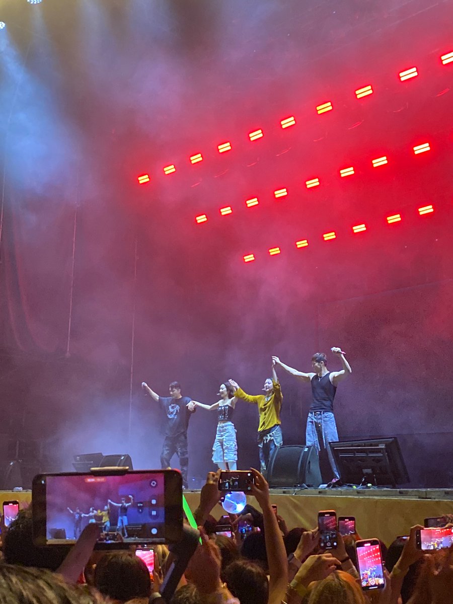 BM’in enerjisiyle tüm türkiyenin enerjisini karşılayabiliriz harikaa biriii canlı performansta hepsi olaydı #kard