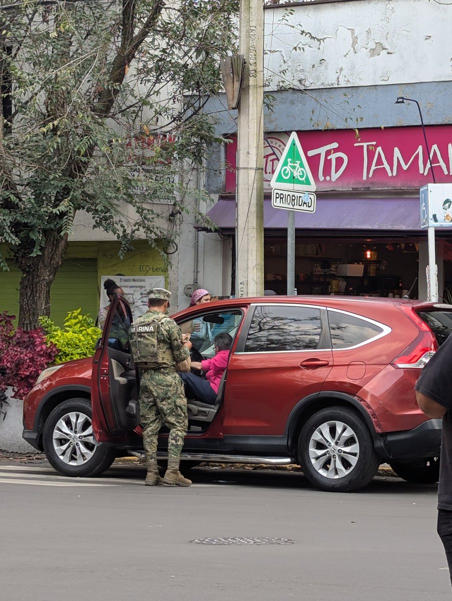 garu1910's tweet photo. @SEMAR_mx La Marina y el Ejército Mexicano han tenido golpes de la ciudadanía: falta de respeto, rumores por algunas manzanas podridas, etc. Sin embargo, su espíritu de servicio está vivo. Merecen nuestro respeto y reconocimiento. Aquí un ejemplo anónimo de servicio. GRACIAS!!! https://t.co/i6Rdk9vPng
