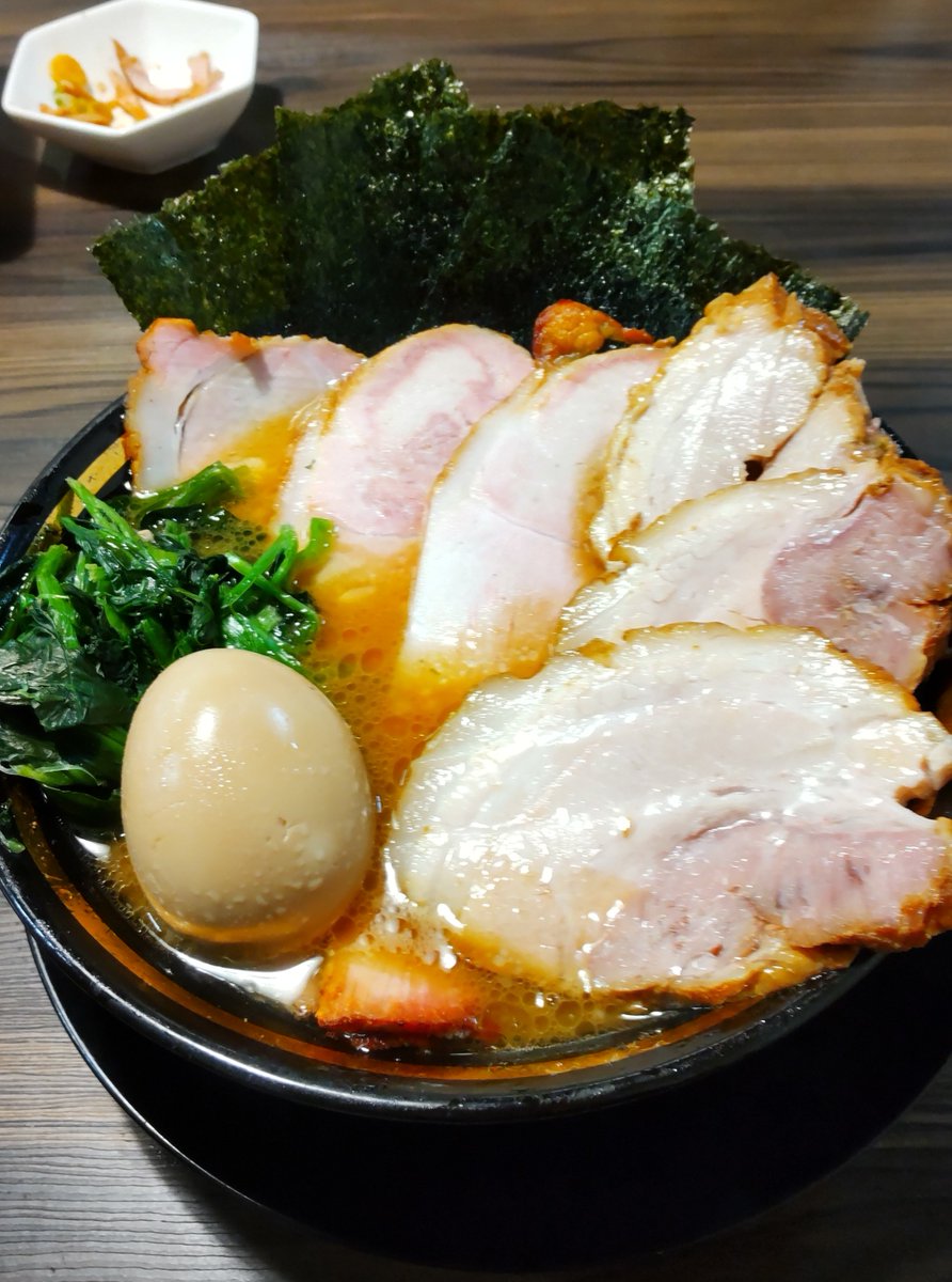 王道家直系 家系ラーメン がくさん🍜
チャーシュー麺　バラ３枚🍖　味玉🥚
出汁の旨味と香りが良い鶏油とカエシのバランスが良いスープ😋
安定のしっとりモチモチの噛めば噛むほど旨味が出てくるモモチャーシュー😋
至福の一杯🍜ありがとうございます🙇
#王道家直系家系ラーメンがく
#つくばラーメン