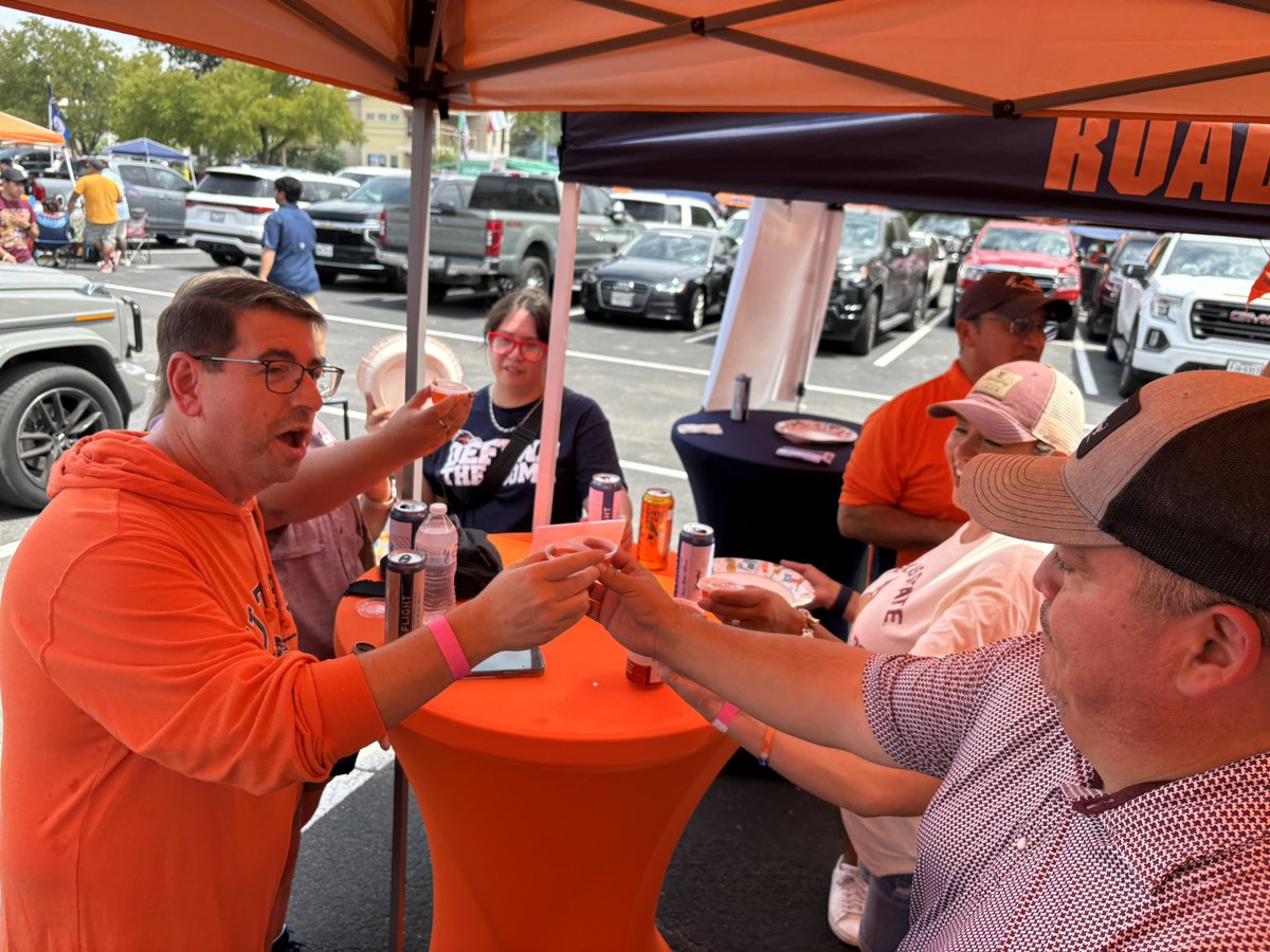 KrispykremeRob's tweet photo. @JasonMinnix dropping by the tailgate as we are the official yuengling sponsor at utsa tailgates! @RowdyRoadies210 https://t.co/RCB42k2nx1