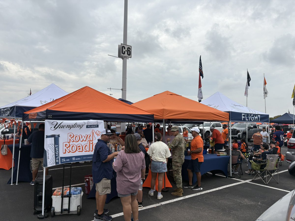 KrispykremeRob's tweet photo. @JasonMinnix dropping by the tailgate as we are the official yuengling sponsor at utsa tailgates! @RowdyRoadies210 https://t.co/RCB42k2nx1