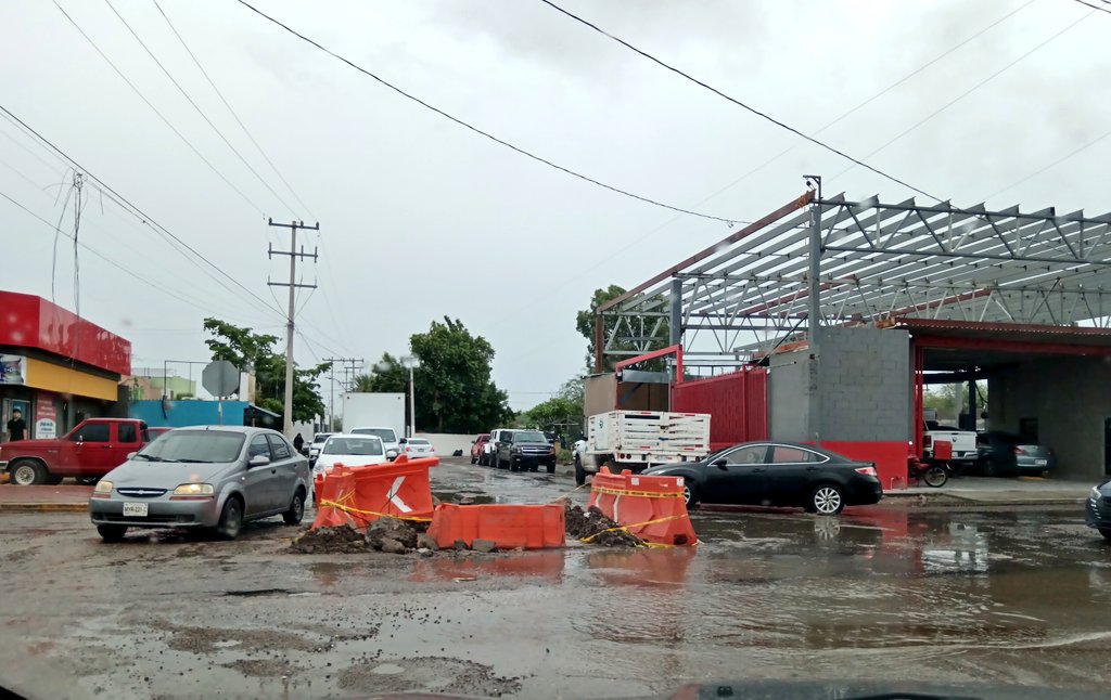 Y eso que Lorena no nos llegó con todo a Hermosillo como lo habían previsto... Y de todas formas así están parte de las calles que transito a diario. La cosa es que algunas ya estaban así desde hace tiempo por reparaciones y eternas fugas... Viene lo bueno